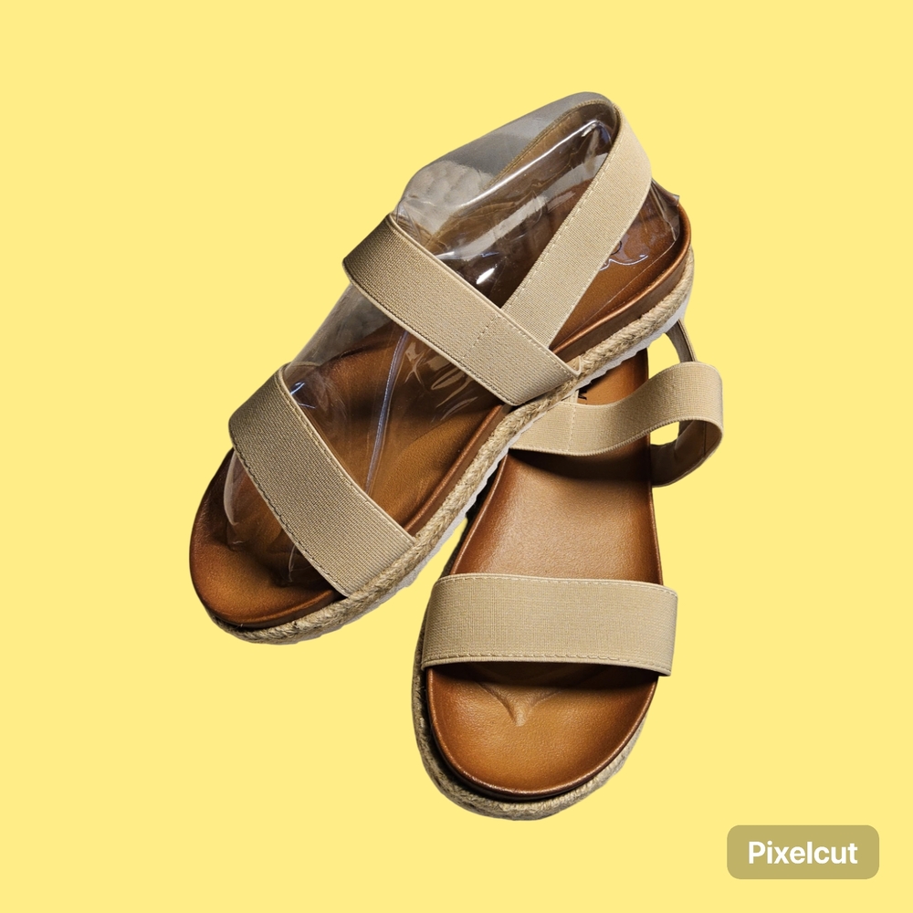 NWOT Size 6 Dream Pairs Beige Sandals